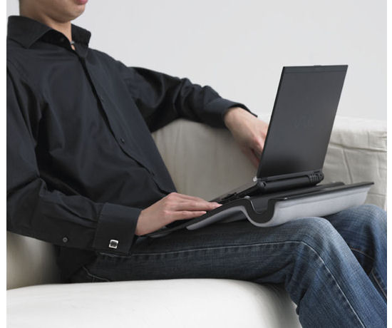 Podstawka Choiix Comforter - z notebookiem na kolanach
