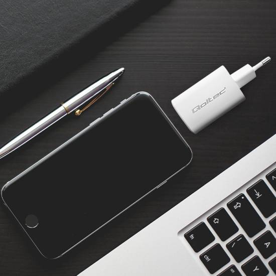 Ładowarka sieciowa GaN USB-C PD USB-A QC 3.0 65W Qoltec 50765 biała