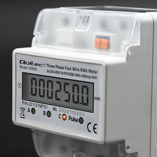 Licznik zużycia energii na szynę DIN trójfazowy 400V LCD 4P Qoltec 50900