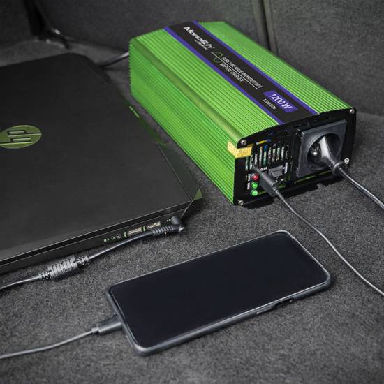 Przetwornica napięcia z ładowaniem baterii Monolith 600W / 1200W 12V na 230V Czysty Sinus Qoltec 51941